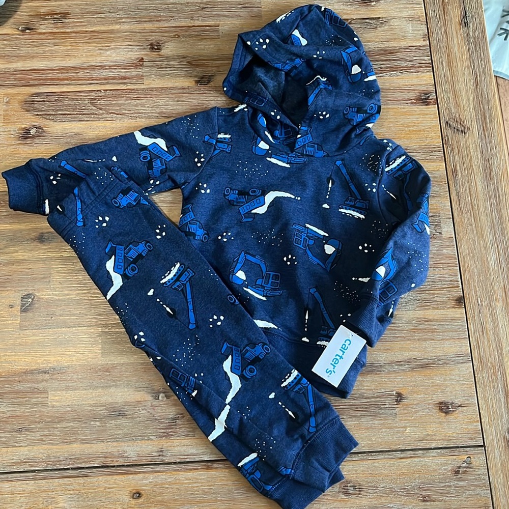 Carter’s 2 Piece Sweatsuit Boy size 2T. Hooded sweatshirt with matching pants.